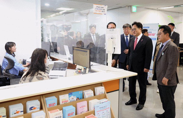NSP통신-우원식 국회의장이 신용회복위원회를 방문하고 있다. (사진 = 국회의장 공보수석실)