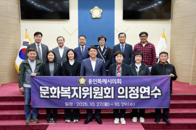 NSP통신-문화복지위원회 의원들과 완도군의회 의원들이 기념촬영을 하고 있다. (사진 = 용인특례시의회)