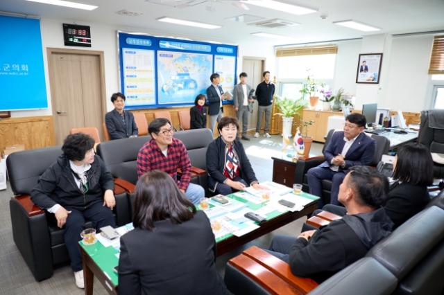 NSP통신-문화복지위원회 의원들이 완도군의회를 방문해 김양훈 의장 등과 함께 의견을 나누고 있다. (사진 = 용인특례시의회)