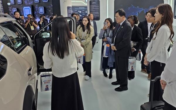 NSP통신-경주시는 29일 대한무역투자진흥공사(KOTRA) 주관으로 열린 Invest Korea Summit 2025의 지자체 현장 투자설명회(IR) 프로그램을 성공적으로 지원하며 10개국 27명으로 구성된 외국인 투자자와 외신단을 맞이했다고 밝혔다. (사진 = 경주시)