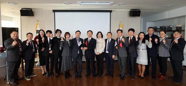 NSP통신-29일 중국 사천성 청두시 교육국 관계자들이 기념촬영을 하고 있다. (사진 = 경기도교육청)