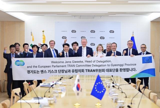 NSP통신-29일 경기도 북부청사 상황실에서 김대순 경기도 행정2부지사가 유럽의회 교통 관광위원회 대표단과 면담 후 기념촬영을 하고 있다. (사진 = 경기도)