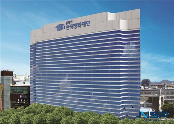 NSP통신-한국장학재단과 KB금융공익재단이 29일 직업계고 학생의 취업 역량 강화와 일자리 연계 등을 위한 업무협약(MOU)을 체결했다. (사진 = 한국장학재단)