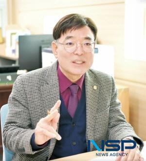 NSP통신-지난 28일 여의도 국회의원회관 대회의실에서 열린 한국유권자중앙회와 함께하는포럼 공동 주최의 2025 지방자치 의정대상 시상식에서 문경시의회 서정식 의원(나 선거구,점촌2동·점촌4동·점촌5동)이 기초의원 부문 대상을 수상했다. (사진 = 문경시의회)