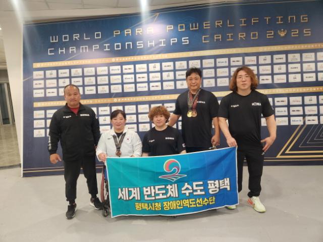 NSP통신-장애인역도팀 박성준 감독(왼쪽부터), 정연실, 박광열, 나용원, 김규호 선수가 기념촬영을 하고 있다. (사진 = 평택시)