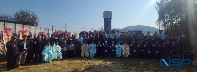 NSP통신-박강 반남박씨 세양공파 신도비 고유제 제막식 및 시향제에 참석한 관계자들이 기념촬영 하는 모습. (사진 = 김종식 기자)