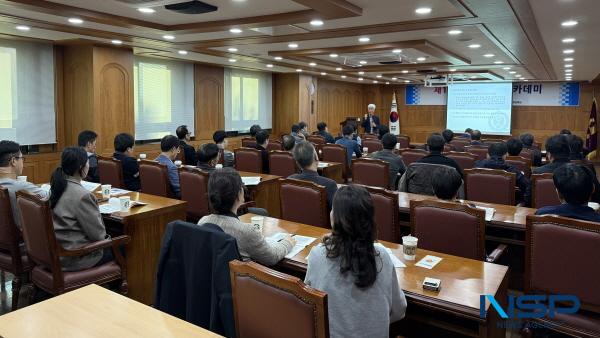 NSP통신-포항상공회의소는 지난 28일 포항상공회의소 2층 회의실에서 상공의원, 회원업체 대표 및 임원들이 참석한 가운데 정태용 연세대학교 국제학대학원 교수를 초빙해 에너지 大 소비시대 대응, 우리의 과제라는 주제로 경제아카데미 2주차 강의를 진행했다. (사진 = 포항상공회의소)
