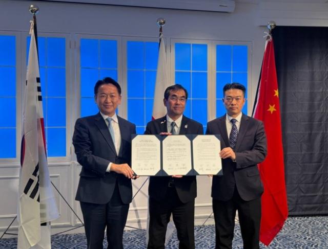 NSP통신-고영인 경기도 경제부지사가 29일 일본 가나가와현 요코하마시에서 열린 제15회 3지역 우호교류회의에 참석해 한·중·일 3지역 간 협력방안을 논의했다. 사진은 협력 방안 모색 기념촬영 모습. (사진 = 경기도)