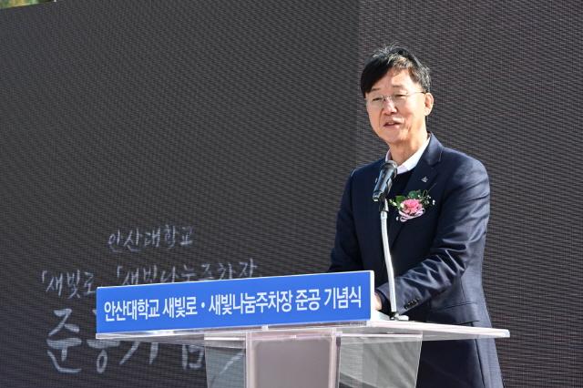 NSP통신-29일 안산대학교 정문 광장에서 열린 새빛로·새빛나눔주차장 준공 기념식에서 이민근 안산시장이 발언하고 있다. (사진 = 안산시)