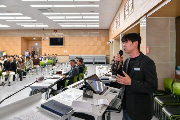 NSP통신-현장에서는 각 부서가 준비한 정책의 취지와 기대효과를 열정적으로 발표하며 실행 가능성과 창의성, 시민 체감도를 높이기 위한 다양한 아이디어들이 쏟아졌다. (사진 = 영주시)