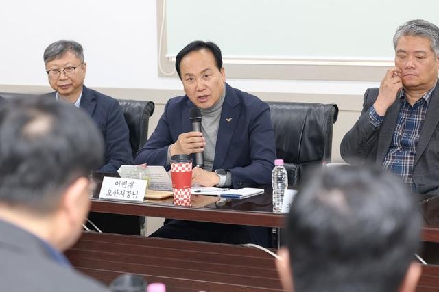 NSP통신-29일 이권재 오산시장(가운데)이 간담회에서 발언을 하는 모습. (사진 = 오산시)