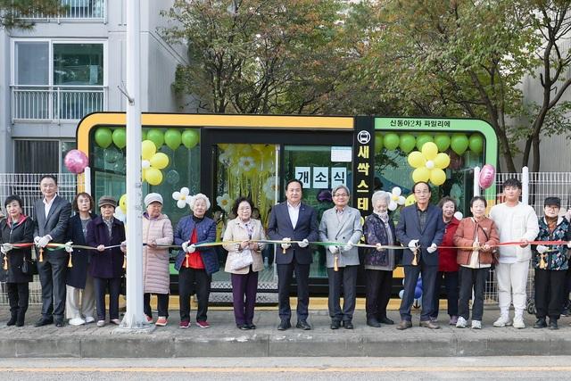 NSP통신-28일 이권재 오산시장(왼쪽 여덟번째)과 참석자들이 테이프 컷팅식을 하는 모습. (사진 = 오산시)