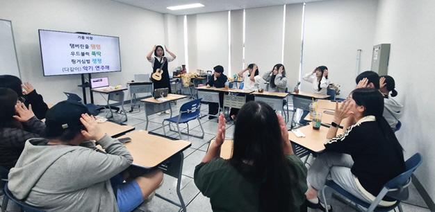 NSP통신-김포대학교가 유아교육과 재학생들의 취업 경쟁력 향상을 위해 진행한 실무 중심 유아음악치료 적용과 전문성 강화 특강이 진행되는 모습. (사진 = 김포대학교)