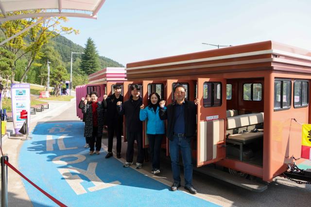 NSP통신-2일차 동해시 무릉별유천지를 방문한 평택시의회 기획행정위원회 비교견학 벤치마킹 기념촬영 모습. (사진 = 평택시의회)