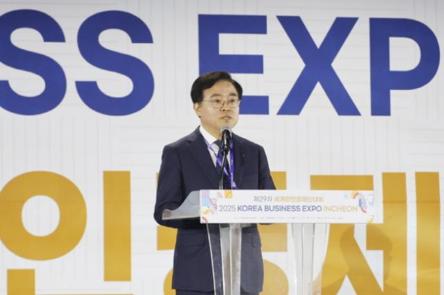 NSP통신-진교훈 서울 강서구청장이 인천 송도컨벤시아에서 열린 2025 한국 비즈니스 엑스포 인천 폐막식에서 인사말을 하고 있다. (사진 = 서울 강서구청)