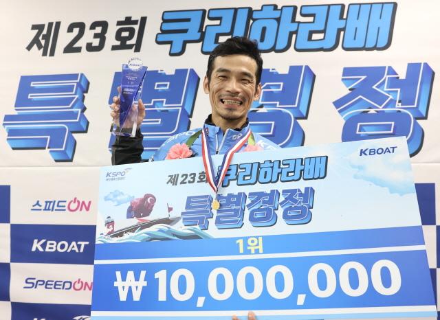 NSP통신-제23회 쿠리하라배 특별경정에서 우승한 김완석이 환한 미소로 승리를 자축하고 있다. (사진 = 국민체육진흥공단)