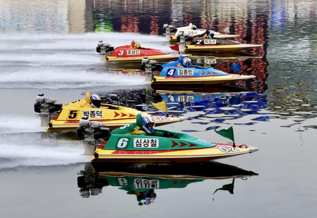 NSP통신-제23회 쿠리하라배 특별경정 결승전에 출전한 선수들이 플라잉 스타트로 경주를 시작하고 있다. (사진 = 국민체육진흥공단)