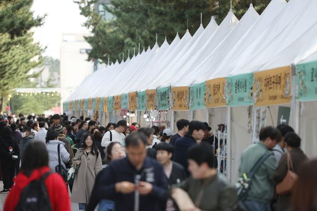 NSP통신-강릉 커피 축제에 관광객과 시민들이 모여든 모습. (사진 = 강릉시)