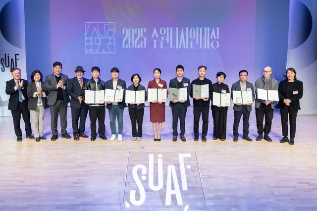 NSP통신-30일 수원디자인대상 수상자들이 기념촬영을 하는 모습. (사진 = 수원시)