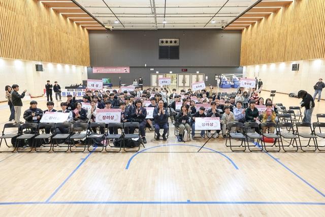 NSP통신-30일 이권재 오산시장(가운데)과 해커톤 대회 수상자들이 기념촬영을 하는 모습. (사진 = 수원시)