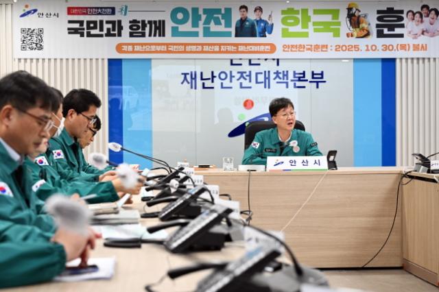 NSP통신-이민근 안산시장이 시청 재난상황실에서 2025 재난대응 안전한국훈련 토론훈련을 주재하고 있다. (사진 = 안산시)
