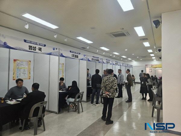 NSP통신-상주시가 주최하고 상주시취업지원센터가 주관하는 2025 일자리 채용 한마당이 지난 29일 상주문화회관 전시실에서 개최됐다. (사진 = 상주시)