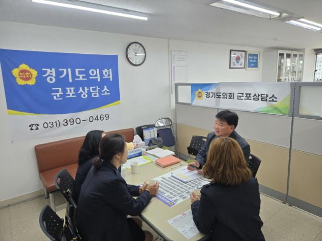 NSP통신-성기황 경기도의원이 30일 도의회 군포상담소에서 학부모폴리스 관계자들을 만나 활동 현장의 어려움을 청취하고 있다. (사진 = 경기도의회)