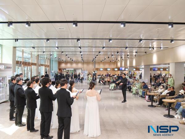 NSP통신-대구파티마병원은 지난 29일 동관 1층 로비에서 대구시립합창단과 함께 대구시립합창단의 찾아가는 음악회를 개최했다. (사진 = 대구파티마병원)