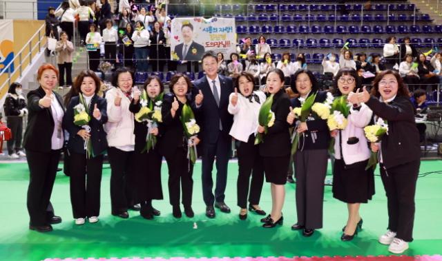 NSP통신-김진경 의장이 30일 용인 실내체육관에서 열린 2025년 경기보육인대회 개회식에 참석해 기념촬영을 하고 있다. (사진 = 경기도의회)