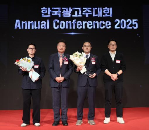 NSP통신-동서식품 하치수 마케팅 팀장(오른쪽 두번째)이 기념 촬영을 하고 있다.