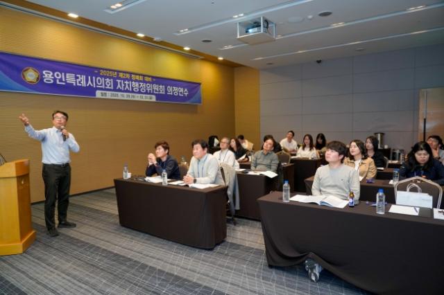 NSP통신-자치행정위원회 의정연수 참석자들이 강연을 듣고 있다. (사진 = 용인특례시의회)