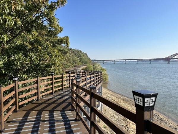 NSP통신-한강변을 따라 산책할 수 있는 행주산성 수변누리길 (사진 = 고양시)