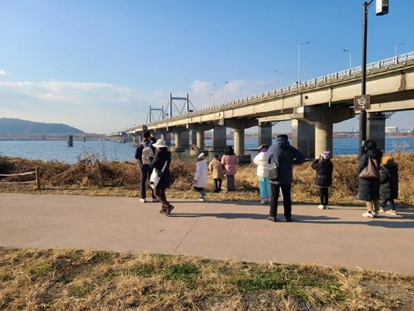 NSP통신-겨울, 새가 날다_ 프로그램에서 철새를 관찰하는 모습