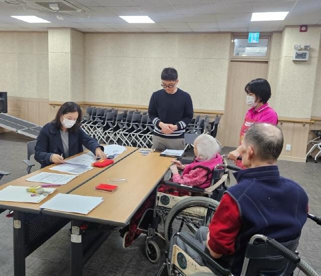 NSP통신-30일 광명시가 시립노인요양센터를 방문해 입소 어르신을 대상으로 현장 신청 서비스를 진행하고 있다. (사진 = 광명시)