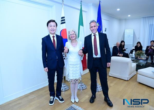 NSP통신-고령군은 지난 30일 주한 이탈리아 대사관저에서 이탈리아 크레모나시와 문화·관광·예술 분야에서 교류 협력에 대해 논의하는 회의를 가졌다. (사진 = 고령군)