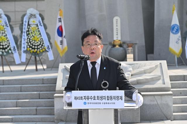 NSP통신-31일 김현수 수원시 제1부시장이 추도사를 하고 있다. (사진 = 수원시)