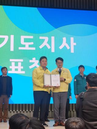 NSP통신-29일 수원시와 경기도 관계자가 수상 후 기념사진을 촬영을 하는 모습. (사진 = 수원시)