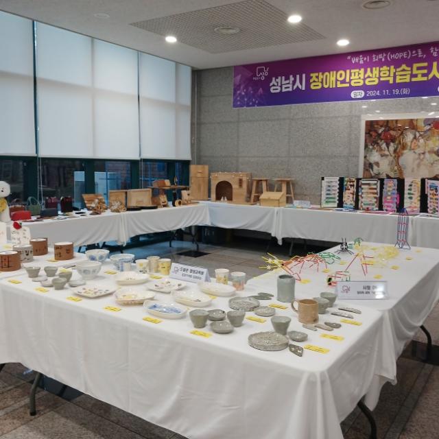 NSP통신-지난해 11월 야탑동 성남시평생학습관에서 열린 장애인 평생학습 도시 운영 사업 성과공유회 때 학습자들의 작품 전시. (사진 = 성남시)