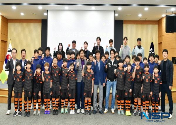 NSP통신-경산시는 지난 30일 시청 대회의실에서 제106회 전국체육대회에 참가해 우수한 성적을 거둔 경산시청 직장운동경기부선수단 및 FC경산 U-15 축구선수단을 격려하기 위한 환영식을 개최했다. (사진 = 경산시)