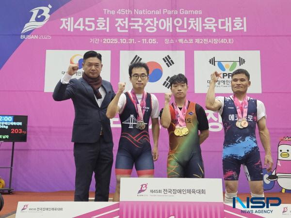 NSP통신-경상북도장애인체육회는 31일 부산아시아드주경기장에서 개최된 제45회 전국장애인체육대회 개회식에 참석했다. 신동민(경상북도, 가운데) 3관왕 달성 (사진 = 경상북도장애인체육회)