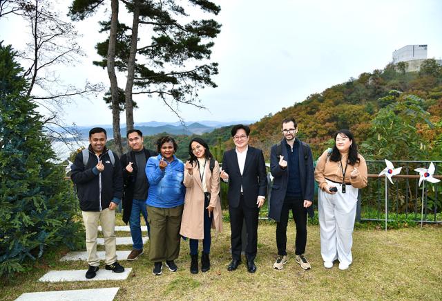NSP통신-김병수 김포시장이 외신 기자들과 기념사진 촬영을 하고 있는 모습. (사진 = 김포시)