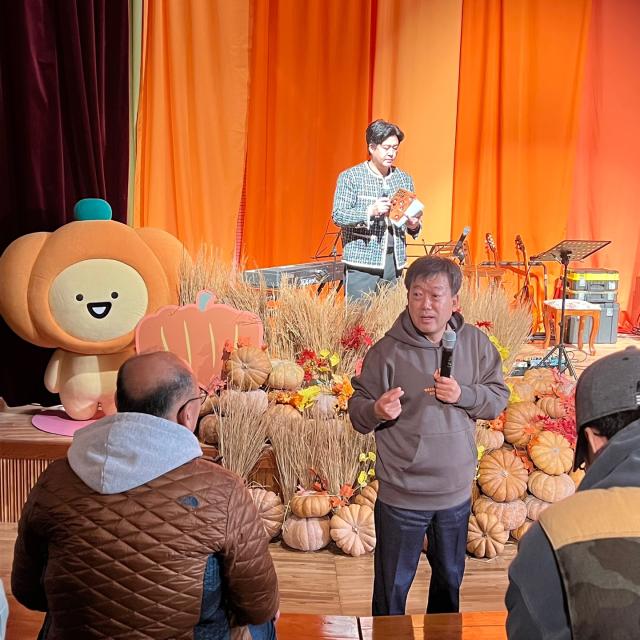 NSP통신-남한권 울릉군수가 울릉 호박 재즈 페스티발 행사장에 모인 주민들과 관광객들을 대상으로 정주인구 15,000명 건설을 위한 포부를 전하고 있다. (사진 = 김민정 취재)