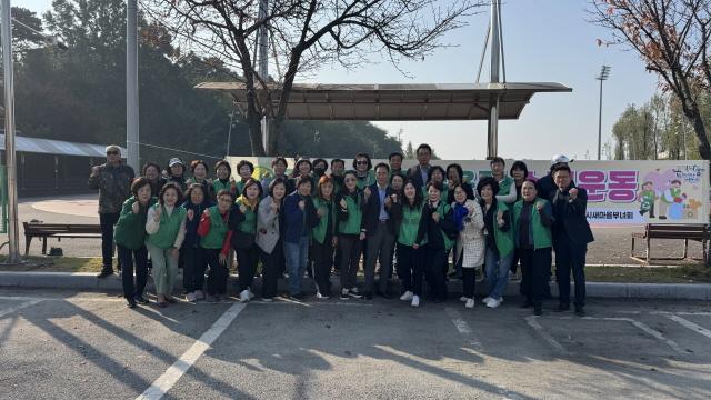 NSP통신-평택시청소년문화센터 주차장에서 열린 3R 자원재활용 헌 옷 모으기 경진대회에 참여한 평택시새마을부녀회 새마을남녀지도자들이 기념촬영을 하고 있다. (사진 = 평택시)