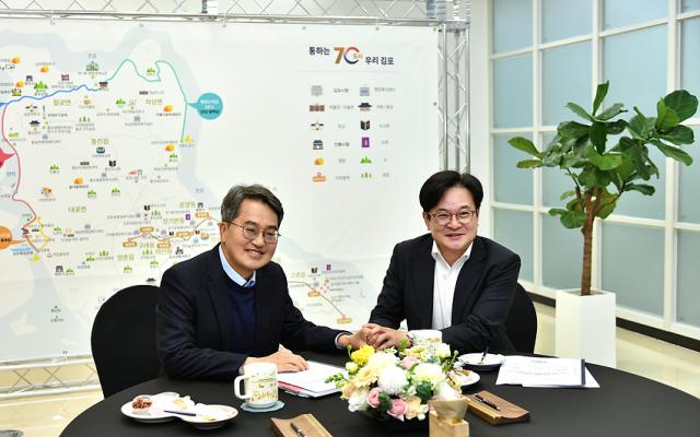 NSP통신-김병수 김포시장이 3일 김동연 경기도지사와 차담회를 갖고 김포골드라인 전동차 증차 지원 등 시민 안전 관련 현안에 대해 논의하고 있는 모습. (사진 = 김포시)