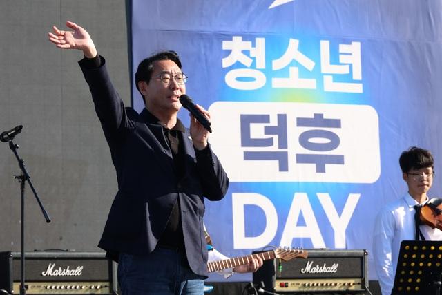 NSP통신-1일 정명근 화성시장이 청소년 덕후데이 행사 축사를 하는 모습. (사진 = 화성시)