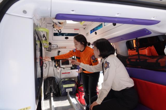 NSP통신-황세주 경기도의원이 명예소방서장으로 소방서 현장을 방문해 소방공무원의 고충을 살피고 있다. (사진 = 경기도의회)