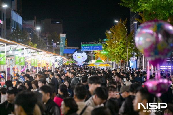 NSP통신-원도심 중앙로를 가득 메운 시민들과 관람객들이, 2025 순천 푸드앤아트페스티벌을 즐기고 있다 (사진 = 순천시)