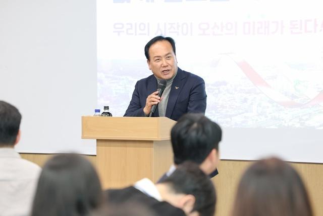 NSP통신-이권재 오산시장이 공직자 연수에서 발언을 하는 모습. (사진 = 오산시)