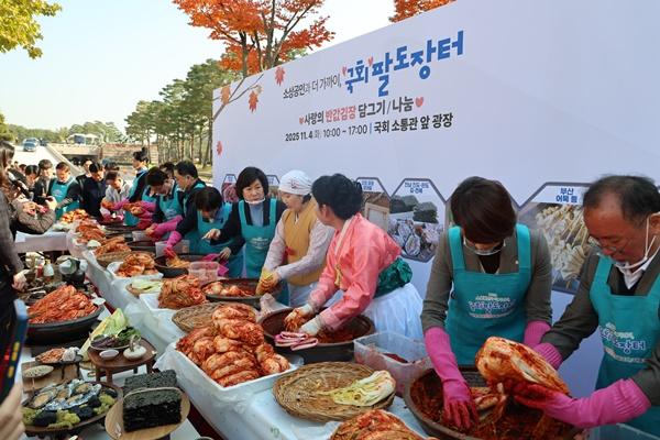 NSP통신-소상공인과 더 가까이, 국회 팔도장터 행사 모습 (사진 = 오세희 의원실)