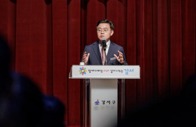 NSP통신-진교훈 강서구청장이 강서구민회관에서 열린 신규 및 승진임용자 부패방지교육에서 인사말을 하고 있다. (사진 = 서울 강서구청.)